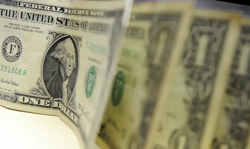 Dólar recua a R$ 5,24 e bolsa reage após fala de Trump sobre Irã