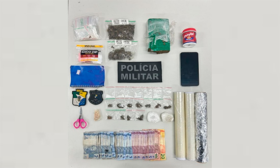 PM apreende drogas e materiais ligados ao tráfico em residência no Bairro Novo Horizonte