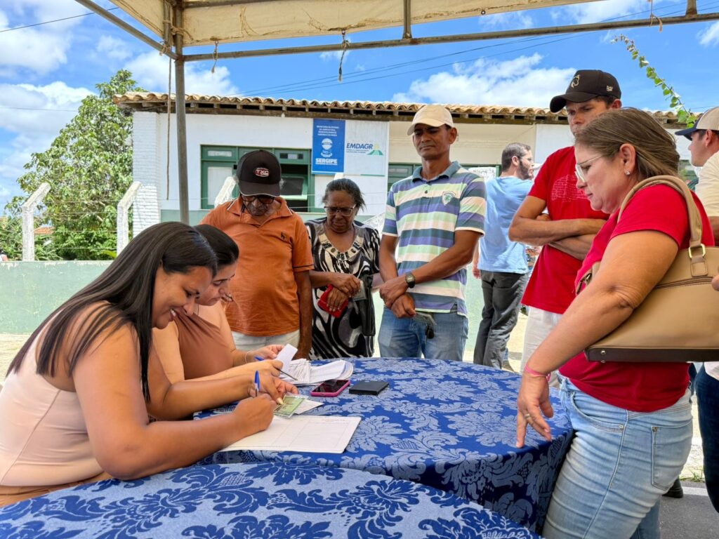 Prefeitura de Carira fortalece agricultura familiar com entrega de sementes do programa Sementes do Futuro