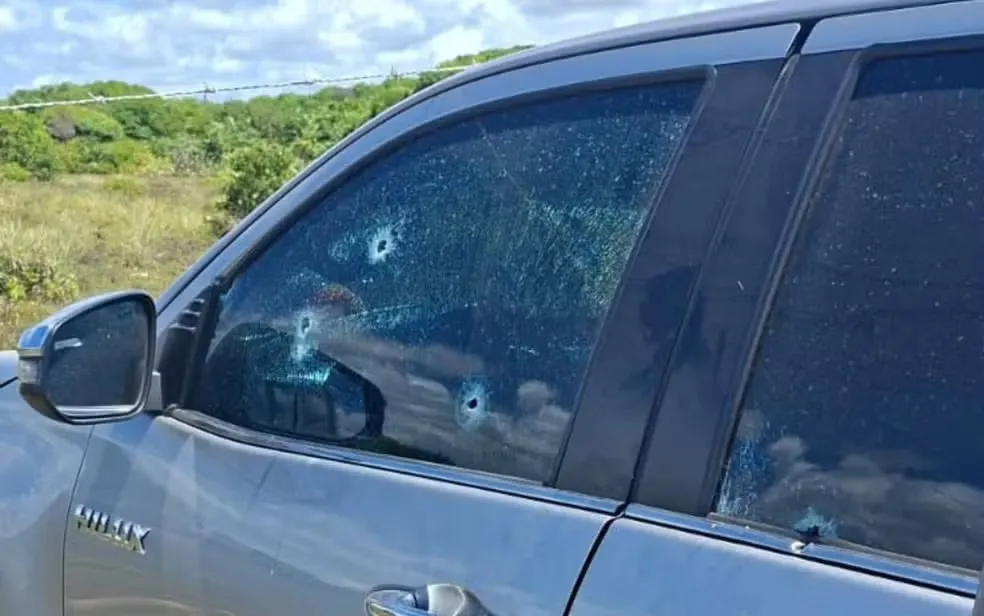 Dois homens são mortos a tiros dentro de uma Toyota Hilux na Praia do Abaís, em Estância