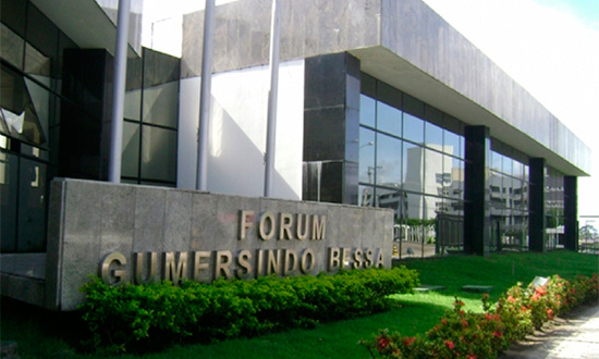 Preso por violência doméstica foge da custódia após audiência no Fórum Gumersindo Bessa