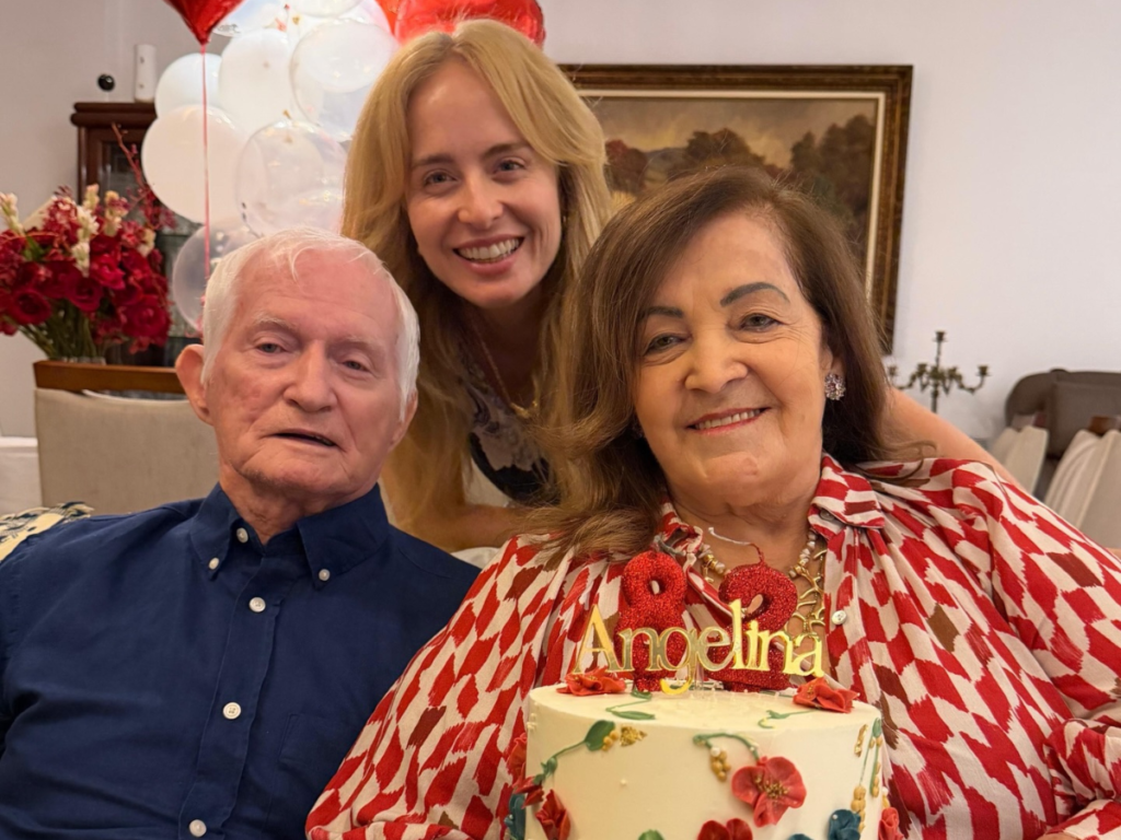 Angélica homenageia mãe Angelina no aniversário de 82 anos em reunião familiar