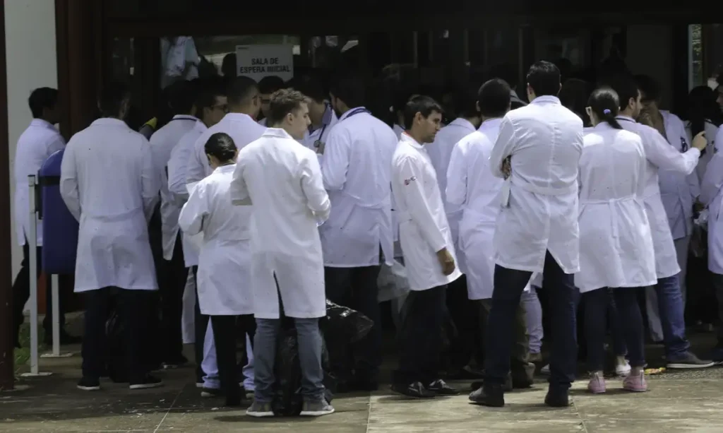 Concurso para área médica dos hospitais universitários tem prova objetiva no domingo