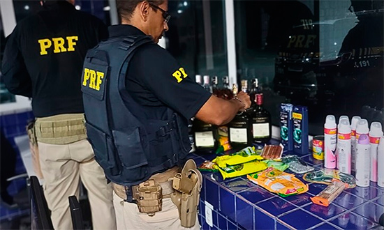 PRF em Sergipe intercepta carro com produtos furtados e prende três suspeitos