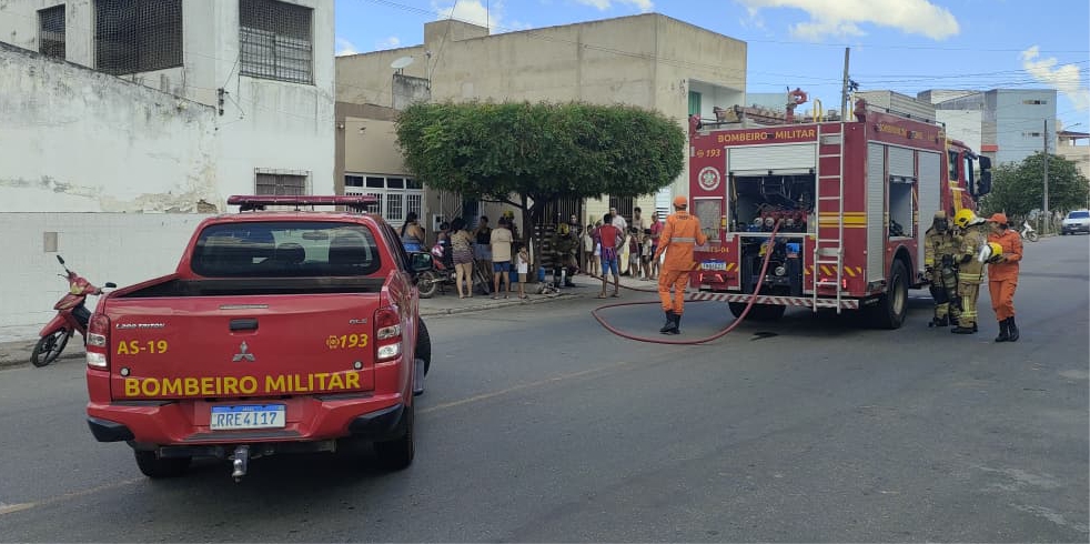 INCÊNDIO EM CASA É CONTIDO PELO CORPO DE BOMBEIROS NO CENTRO DE ITABAIANA