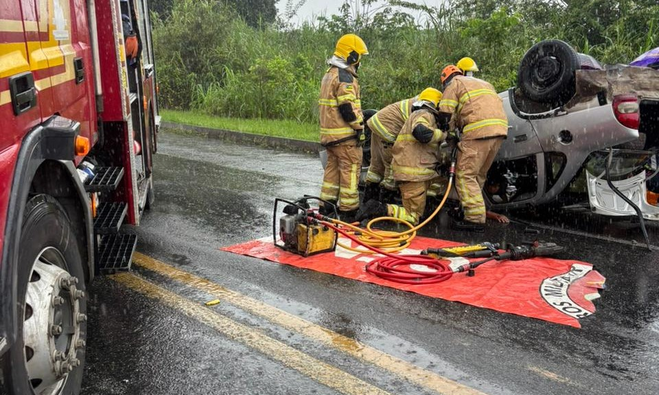 Bombeiros resgatam mulher grávida em carro que capotou na BR 101 após colisão