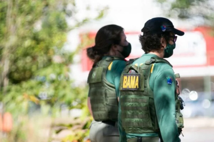 Guerra pela Madeira: Criminosos fazem emboscada e incendeiam viatura do Ibama no Amazonas