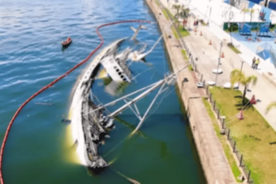 Navio histórico tomba no Porto de Santos e mobiliza equipes de emergência
