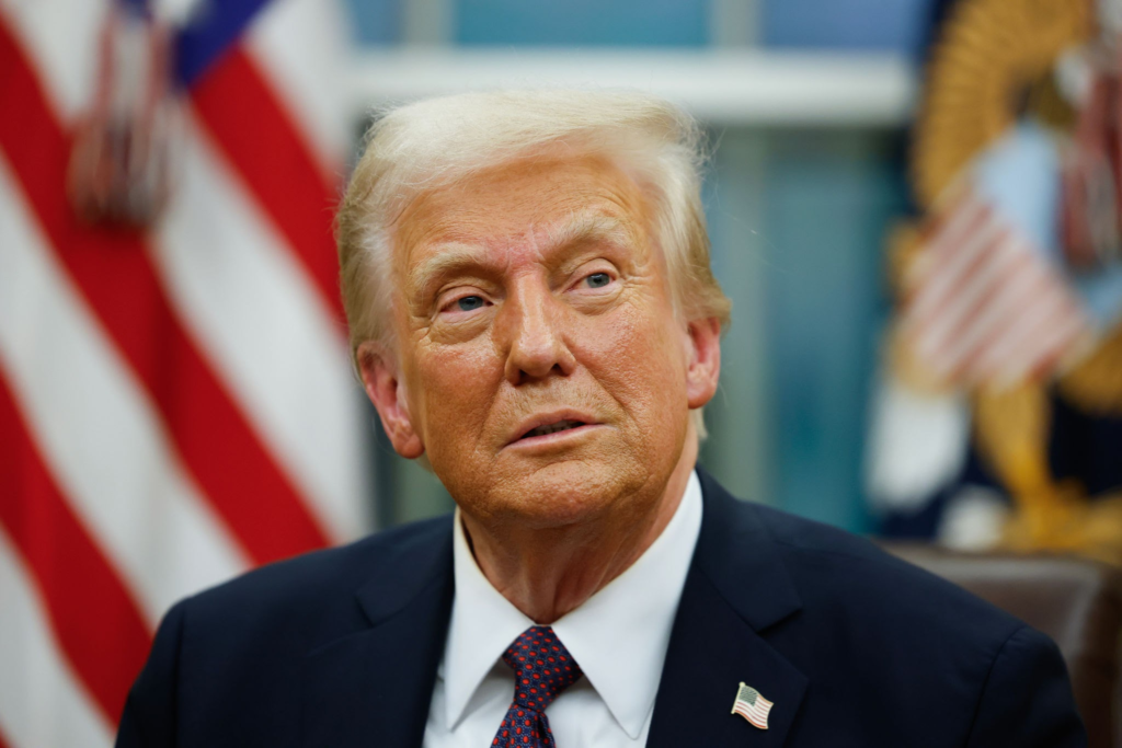Trump ameaça adiar cúpula na China para exigir apoio contra bloqueios no Estreito de Ormuz