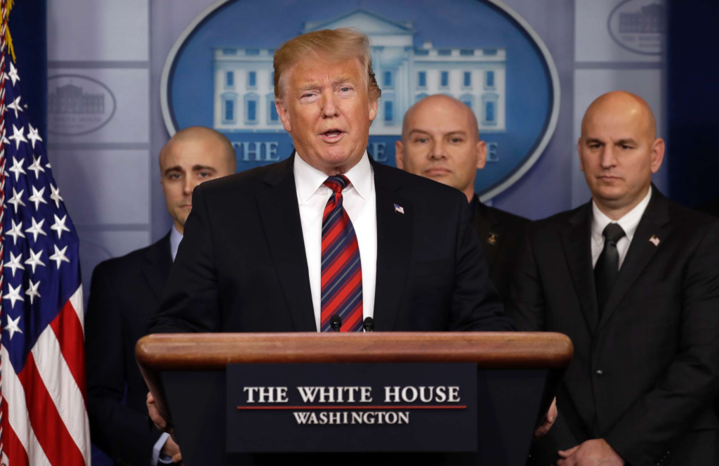 Trump diz que “tudo foi destruído” nas instalações militares do Irã