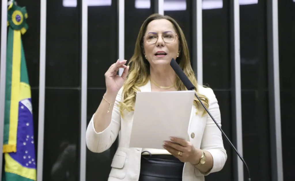 Fantástico mostra desafios da Síndrome de Tourette e reforça projeto da delegada Katarina