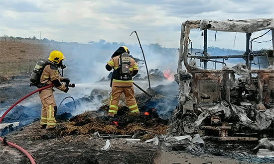 Caminhão é destruído por incêndio na divisa entre Sergipe e Bahia