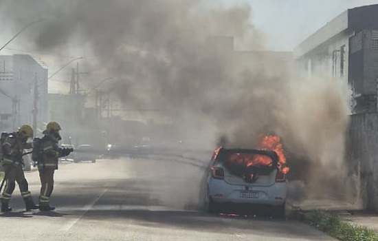 Carro com cilindro de GNV pega fogo em Aracaju