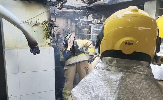 Incêndio consome área de residência no centro de Itabaiana; velas são apontadas como provável causa