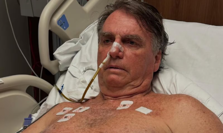 Jair Bolsonaro é internado às pressas após passar mal nesta sexta-feira (13)