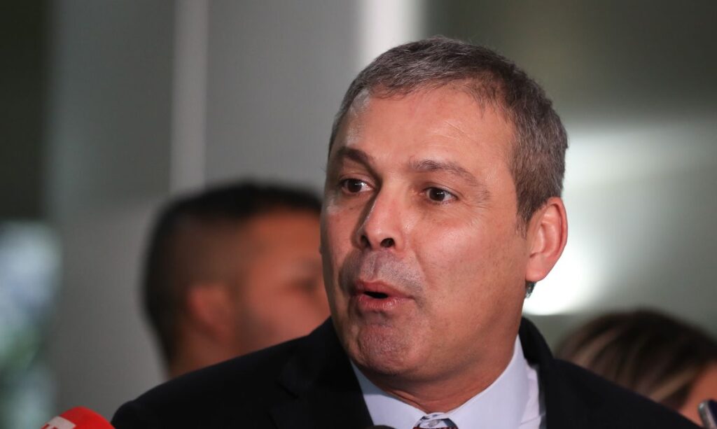 Deputado Lindbergh Farias recorre à Justiça contra reajuste de até 15,46% na conta de luz no Rio