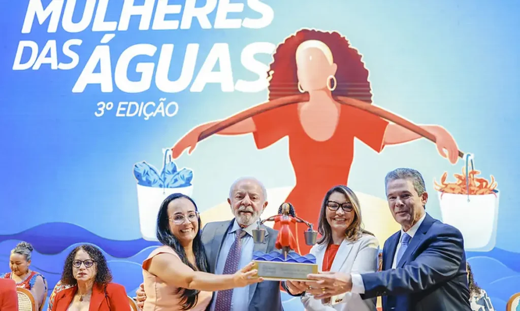 Lula garante que governo não vai extinguir o seguro-defeso durante cerimônia com pescadoras