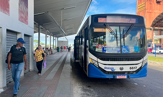 Ônibus terão itinerários desviados na Av. Ivo do Prado durante apresentação da Esquadrilha da Fumaça