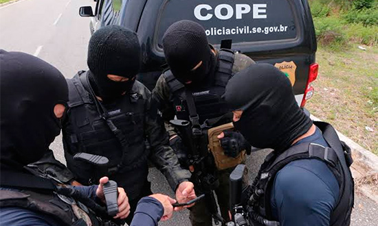Cope prende dois homens com 20 pacotes de flor de maconha em Aracaju