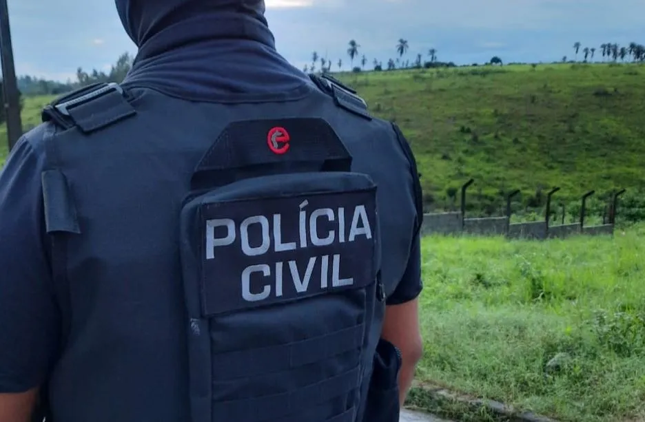 Polícia Civil localiza na Praia da Caueira foragido apontado como líder de facção da Bahia; um morre e outro é preso