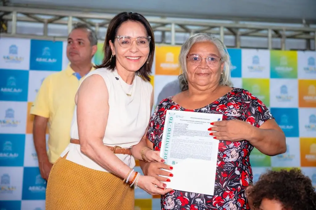 Prefeita Emília Corrêa entrega 315 títulos de propriedade a moradores do Loteamento Pantanal