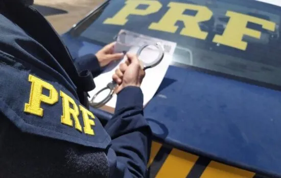 Homem é preso pela PRF acusado de estupro de vulnerável contra a própria sobrinha em São Cristóvão