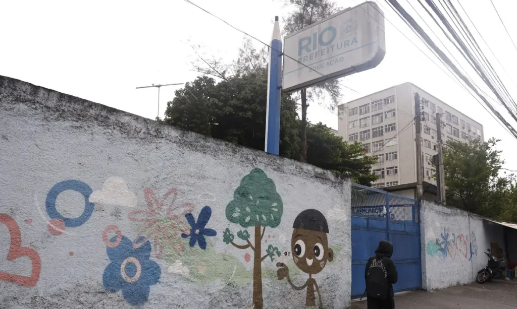 Violência interrompe transporte e impede acesso de estudantes à escola no Rio