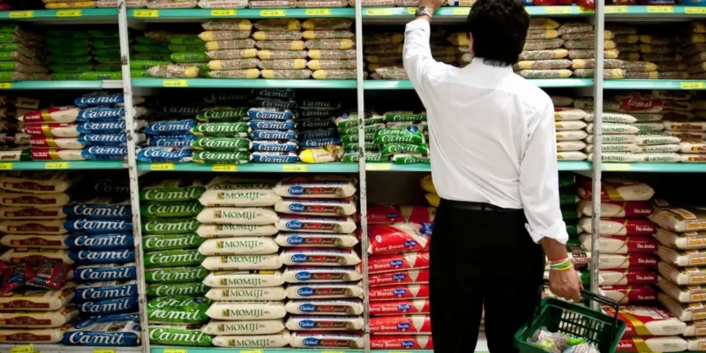 Cesta básica aumenta em 14 capitais e cai em 13 em fevereiro, aponta Dieese