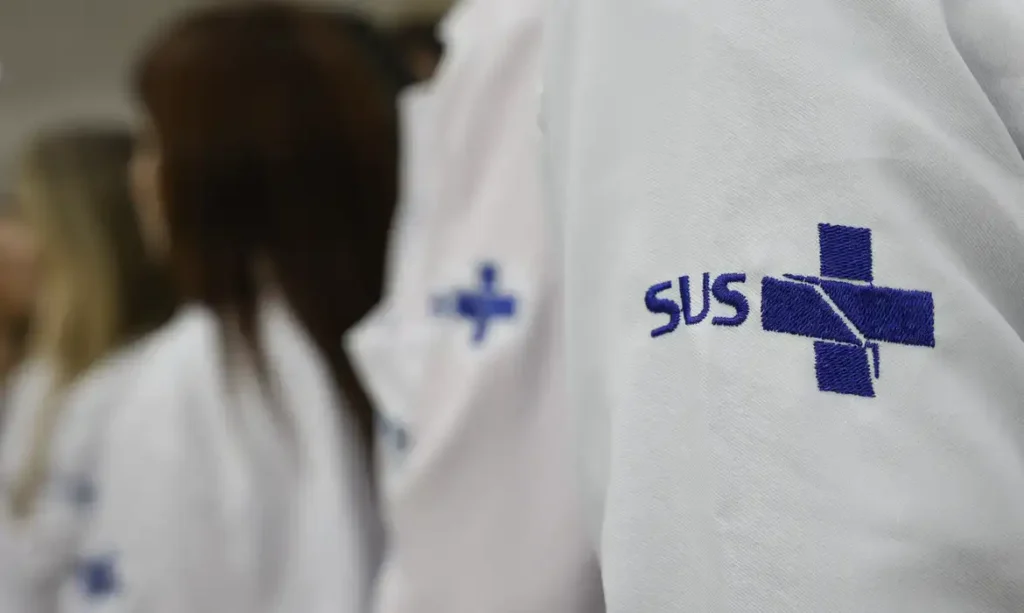 Exames para rastrear câncer de intestino triplicaram no SUS na última década, mostra levantamento