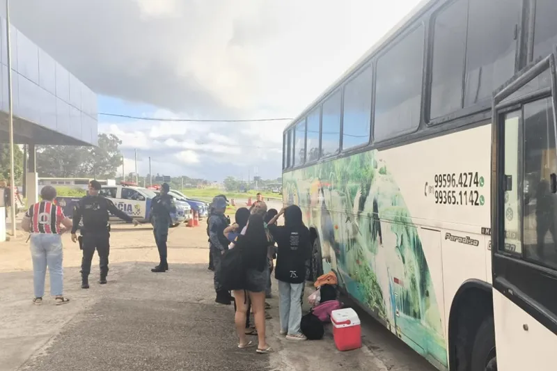 Polícia apreende drogas em ônibus de torcedores do Santa Cruz durante bloqueio em Malhada dos Bois