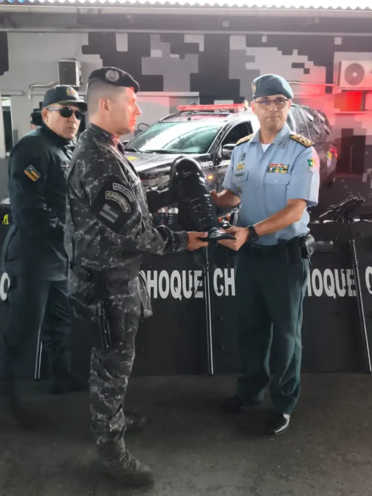 Comando da PM de Sergipe entrega caneleiras ao Batalhão de Choque