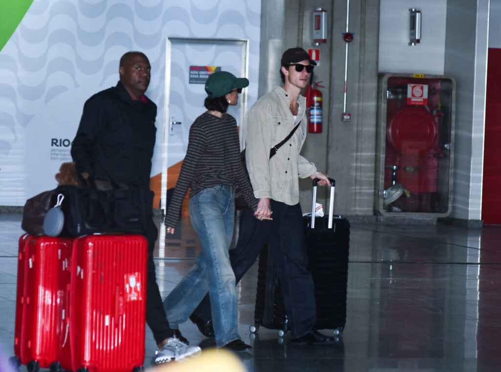 Bruna Marquezine e Shawn Mendes são flagrados aos beijos e de mãos dadas em aeroporto do Rio