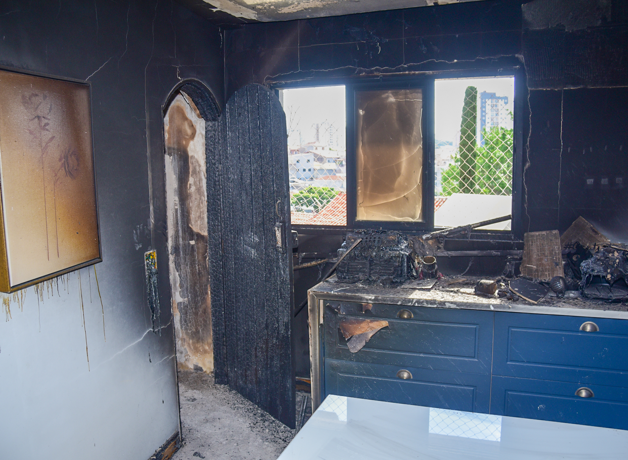 Casa dos pais do Mc Gui apos incendio 1574