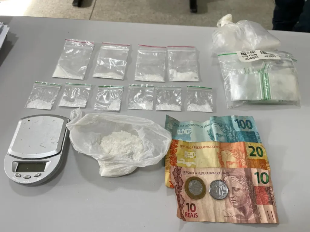 Ponto de tráfico comandado por casal é desarticulado em Neópolis; mulher é presa