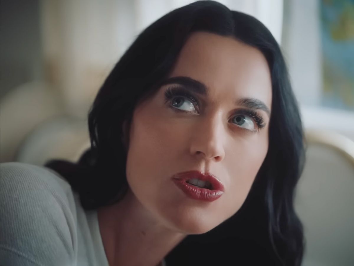 Katy Perry no clipe de 22Bandaids22