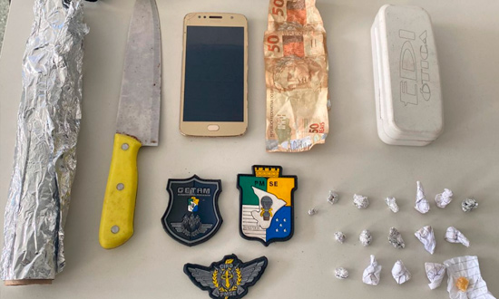 Polícia apreende drogas e arma branca em mochila no Siqueira Campos, Aracaju