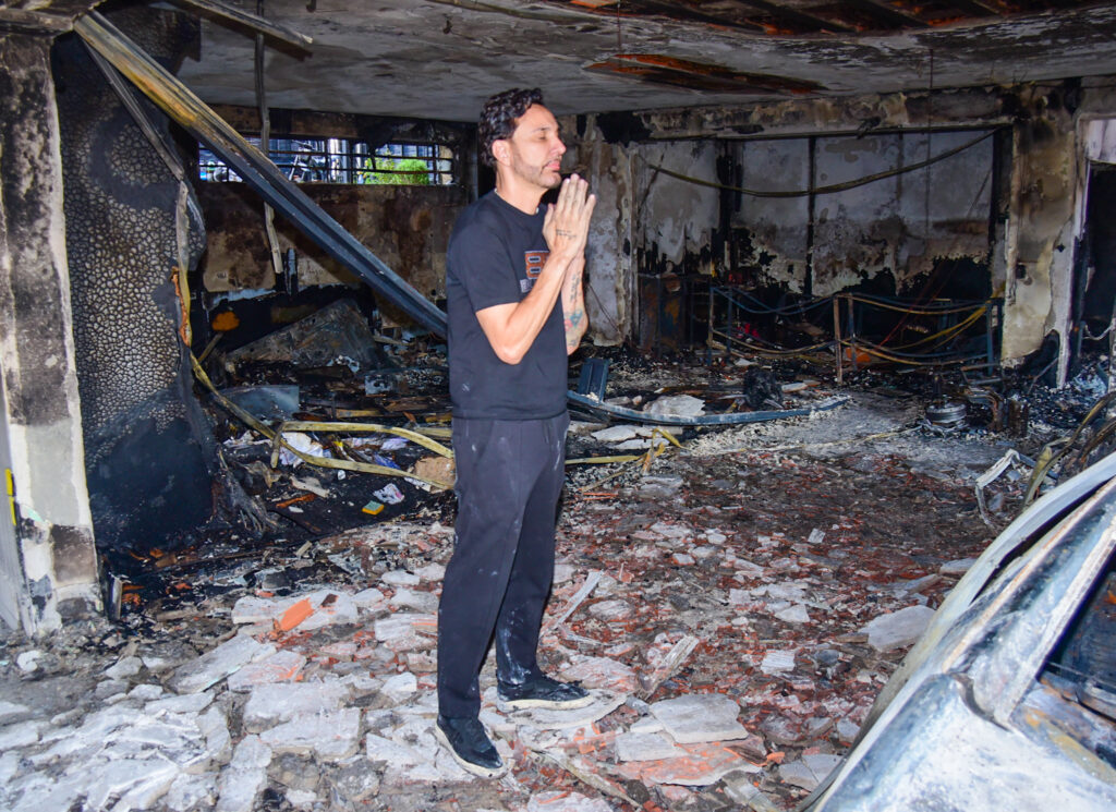 Pai de MC Gui mostra Bíblia intacta após incêndio que destruiu a casa
