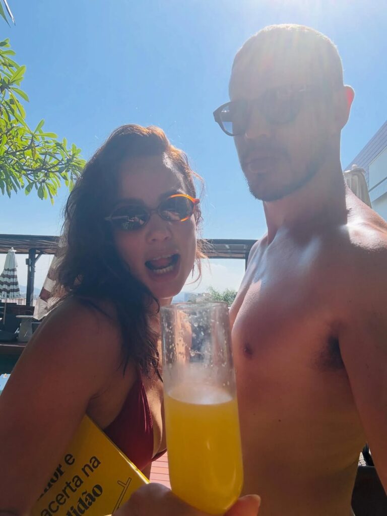 José Loreto publica fotos beijando a namorada Fernanda Marques em passeio por Santa Teresa