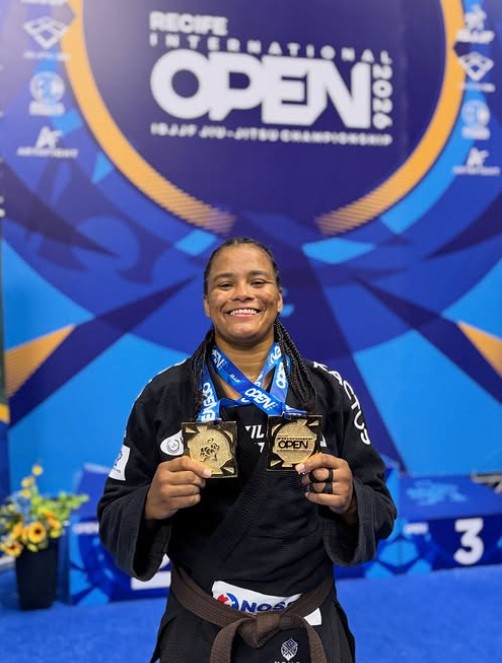 Sergipana Laryssa Souza brilha em Recife e conquista o ouro no Internacional Open de Jiu-Jitsu 2026