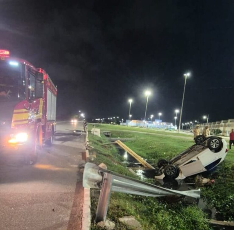 Carro capota e cai dentro de canal no bairro 17 de Março, em Aracaju