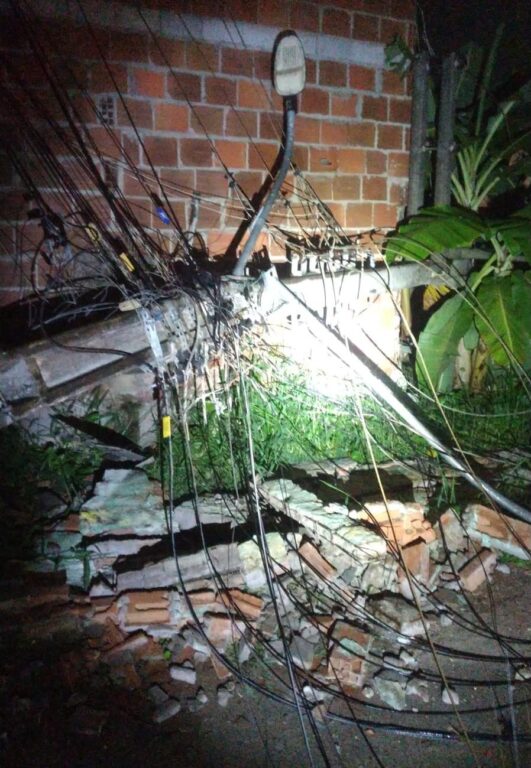 Caminhão derruba três postes e deixa moradores sem energia em São Cristóvão