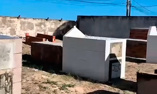 Vandalismo destrói cruzes no Cemitério dos Náufragos em Aracaju