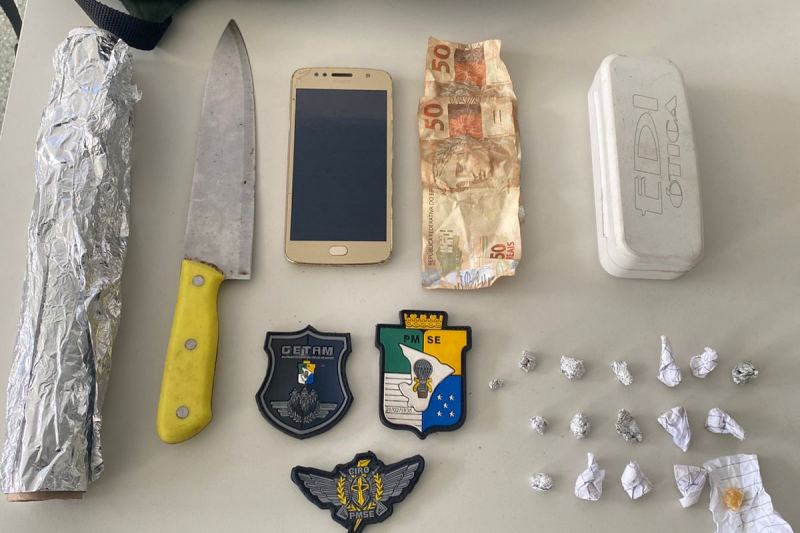 Polícia Militar apreende drogas e objetos após encontrar mochila no Bairro Siqueira Campos