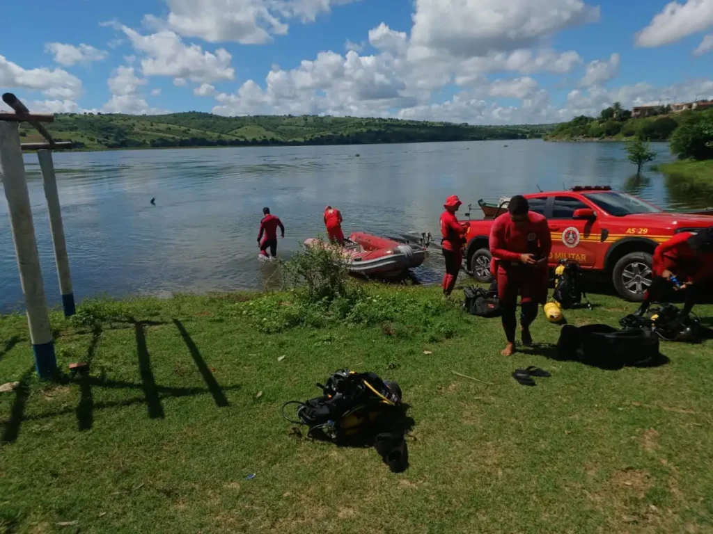 Bombeiros continuam buscas por jovem de 21 anos desaparecido no rio São Francisco, em Gararu