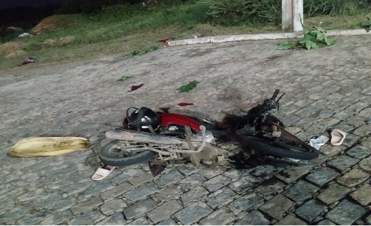 Colisão lateral entre carro e moto na SE-100 deixa duas pessoas feridas em Barra dos Coqueiros