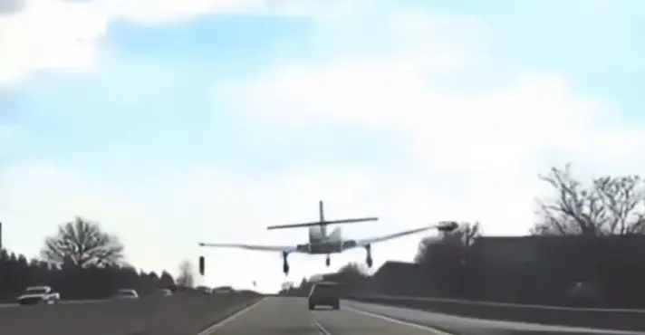 Avião Monomotor Faz Pouso de Emergência em Rodovia Movimentada nos EUA