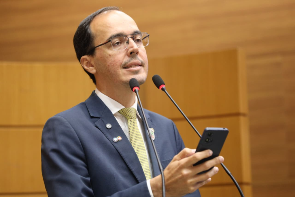 Deputado Georgeo Passos denuncia condições de recrutas da PM e cobra regulamentação de lei que proíbe fogos com estampido