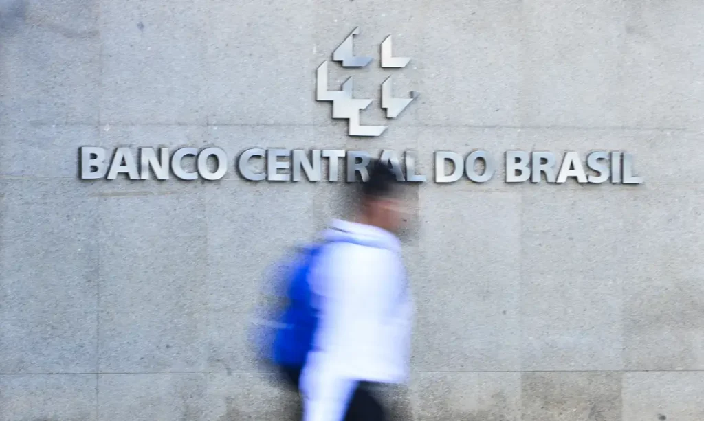 Juros altos mantêm pressão sobre o endividamento das famílias, aponta BC