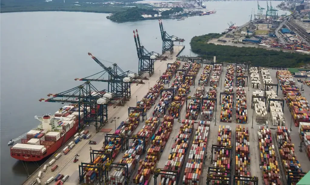 Porto de Santos dá prioridade ao desembarque de caminhões com gasolina