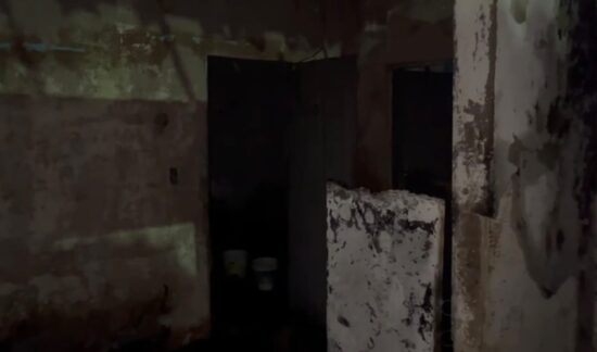 Casa fica totalmente destruída após homem em surto atear fogo em Areia Branca